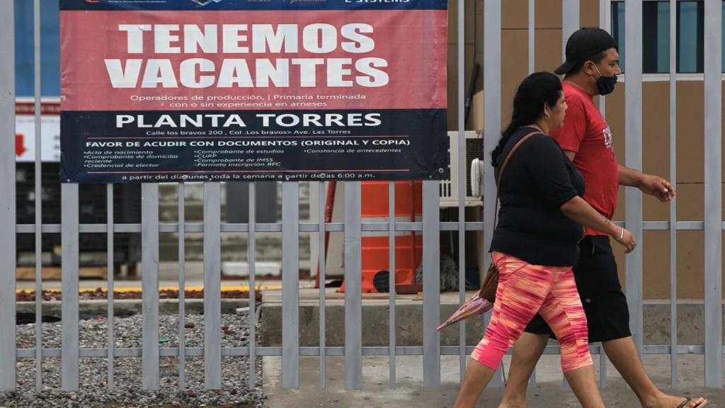 Un anuncio ofrece puestos de trabajo de operadores de producción para una empresa norteamericana.