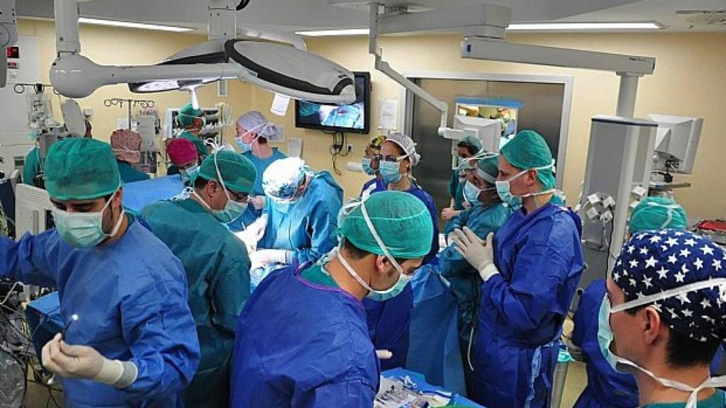 Personal médico del Hospital Virgen de la Arrixaca durante una intervención en una imagen de archivo.