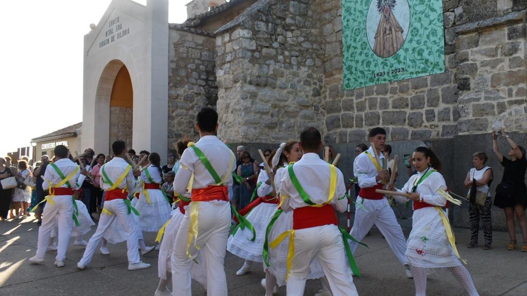 Exhibición de paloteo con las danzas y los lazos
