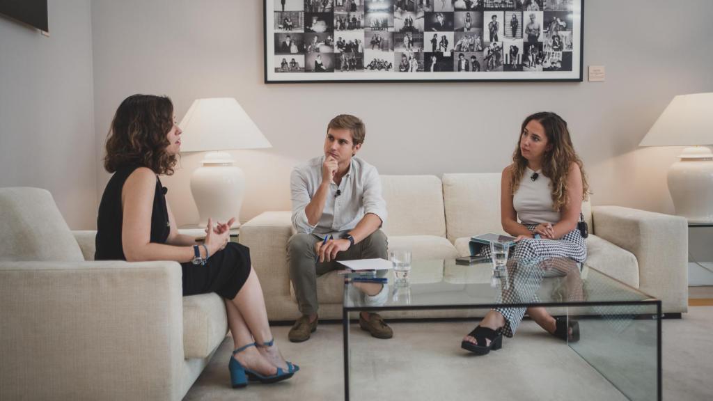 Isabel Díaz Ayuso respondiendo a las preguntas de los periodistas de EL ESPAÑOL, Pepe Luis Vázquez e Irene P. Nova.