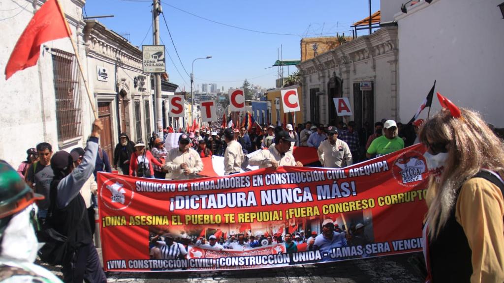 Las manifestaciones en Arequipa la mañana del miércoles: ¡Dictadura nunca más!.