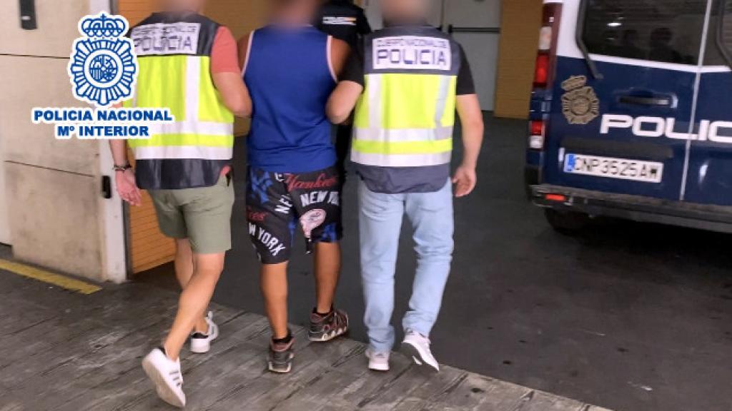Momento en el que los agentes de la Policía Nacional se llevan al detenido.