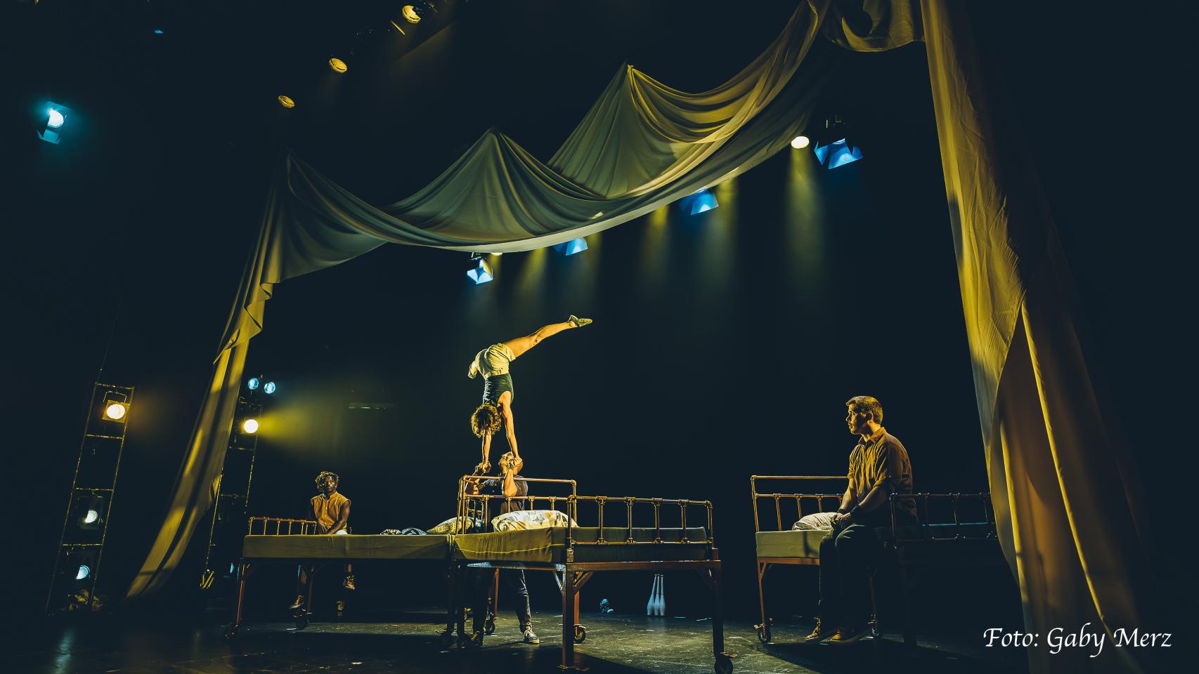 Artistas de la Trócola Circ interpretan su espectáculo 'R.E.M.'.