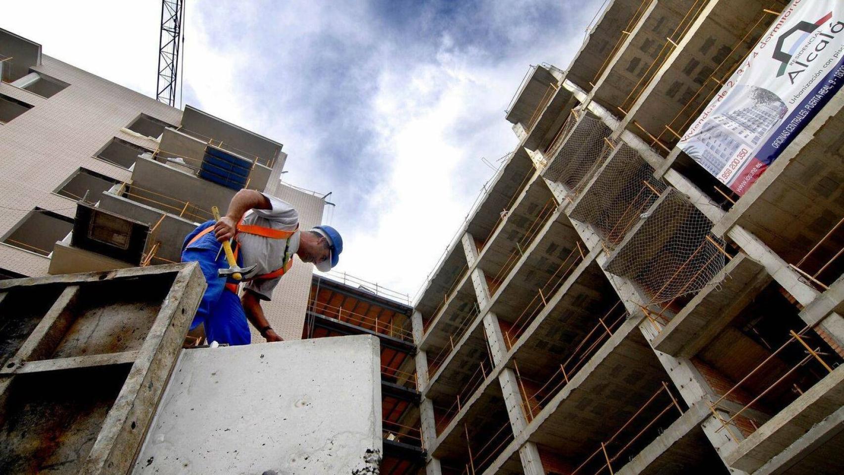 Un obrero en una construcción, en imagen de archivo.