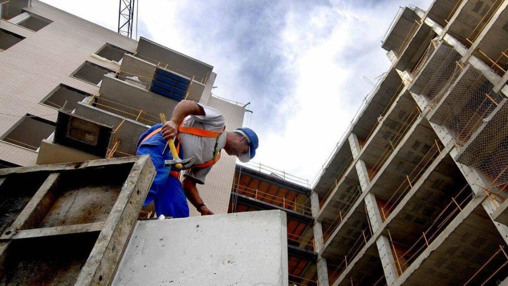 Un obrero en una construcción, en imagen de archivo.