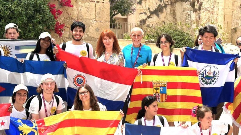 El grupo de estudiantes han visitado el castillo de Santa Bárbara.