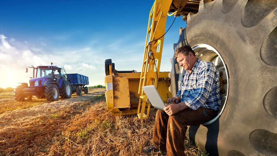 Un agricultor se conecta a internet en un municipio de Castilla y León