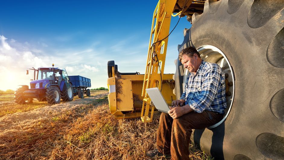 Un agricultor se conecta a internet en un municipio de Castilla y León