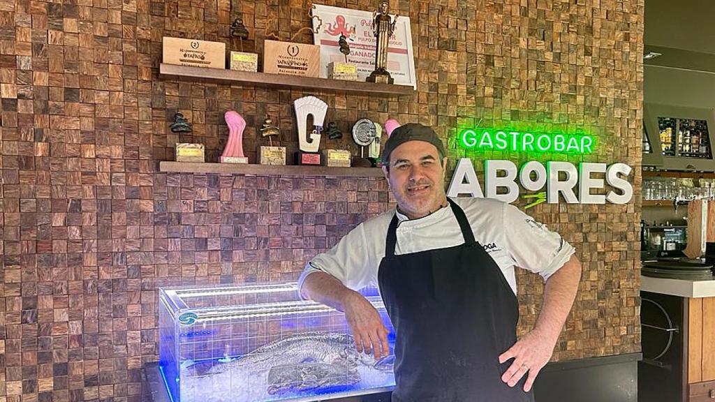 José Antonio Guerrero, chef ejecutivo del Gastrobar Sabores, con los premios