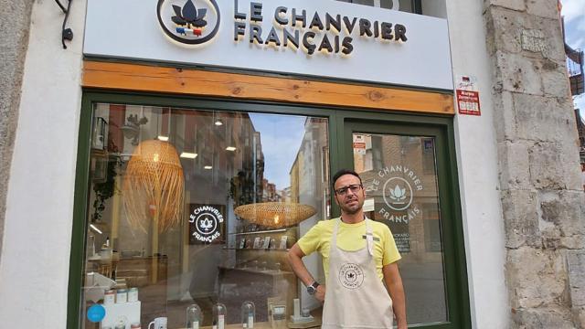 Luis Carlos con su negocio de fondo