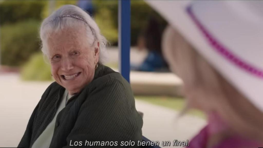 Barbara Handler aparece en una escena de 'Barbie'.