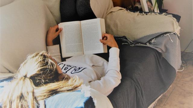 Una persona leyendo. Foto: Álex Gállego