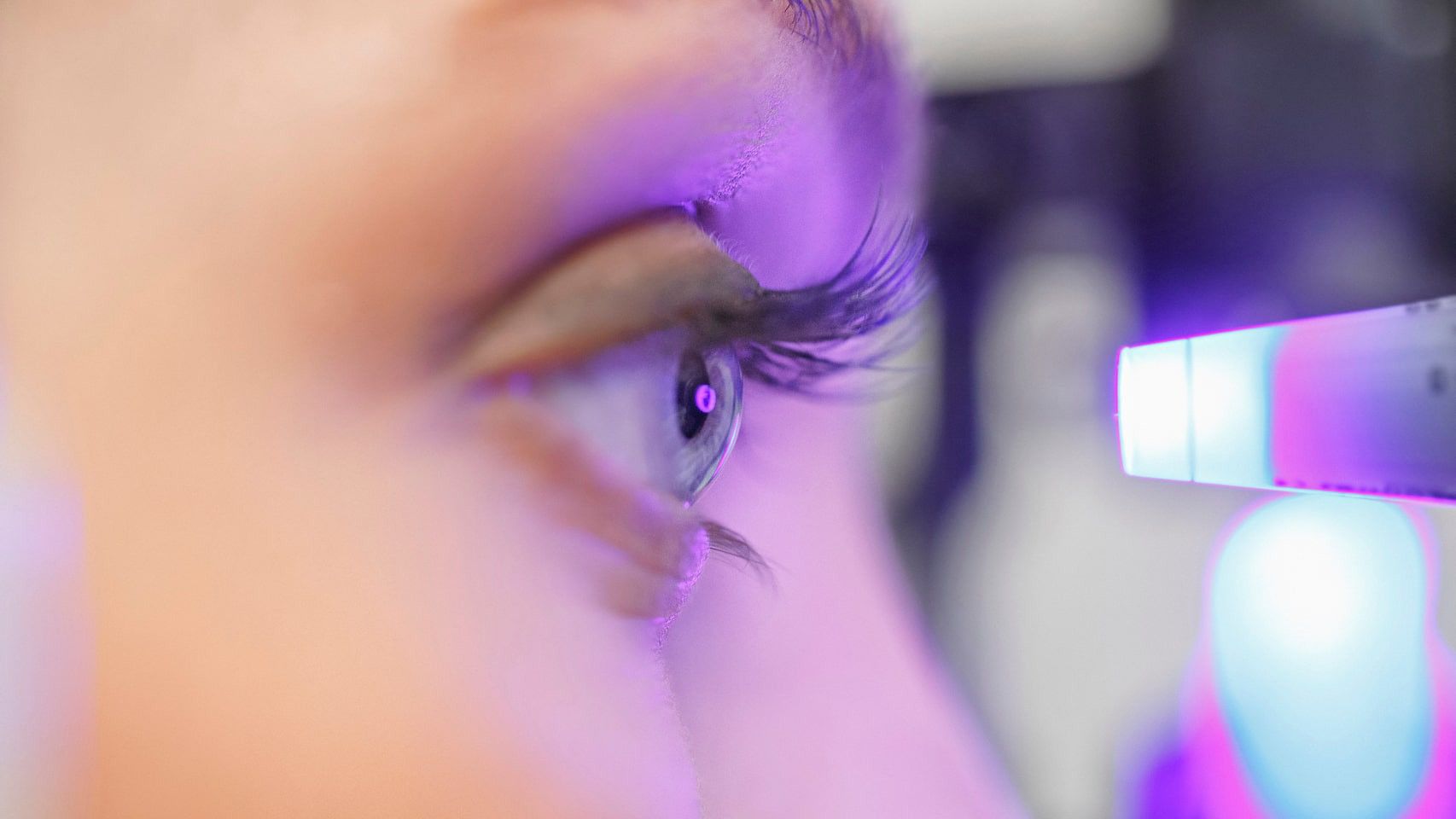Una mujer haciéndose un examen del ojo
