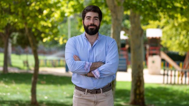 Manuel Mariscal posa para EL ESPAÑOL - EL DIGITAL CLM en un parque de Toledo.