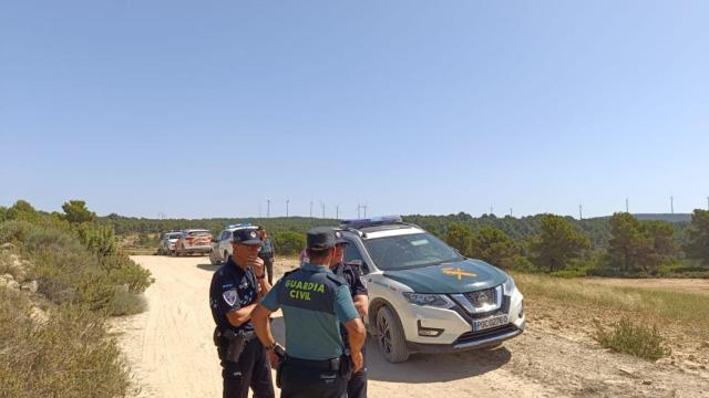 Agentes de la Guardia Civil y la Policía Local en la zona de la 'rave' de Almansa. ALMANSA EMERGENCIAS