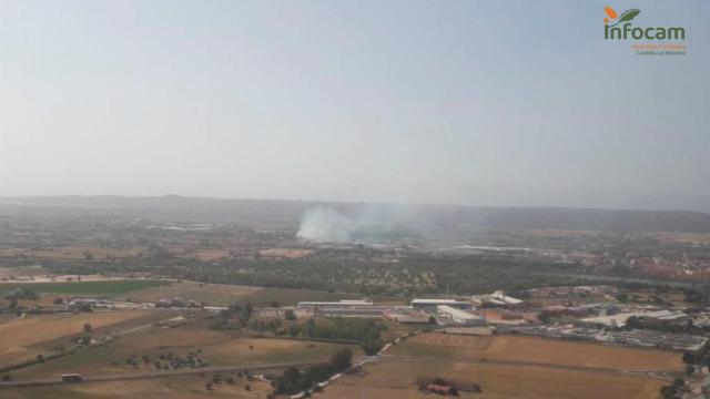 Cortan una carretera tras reavivarse un incendio en Talavera de la Reina