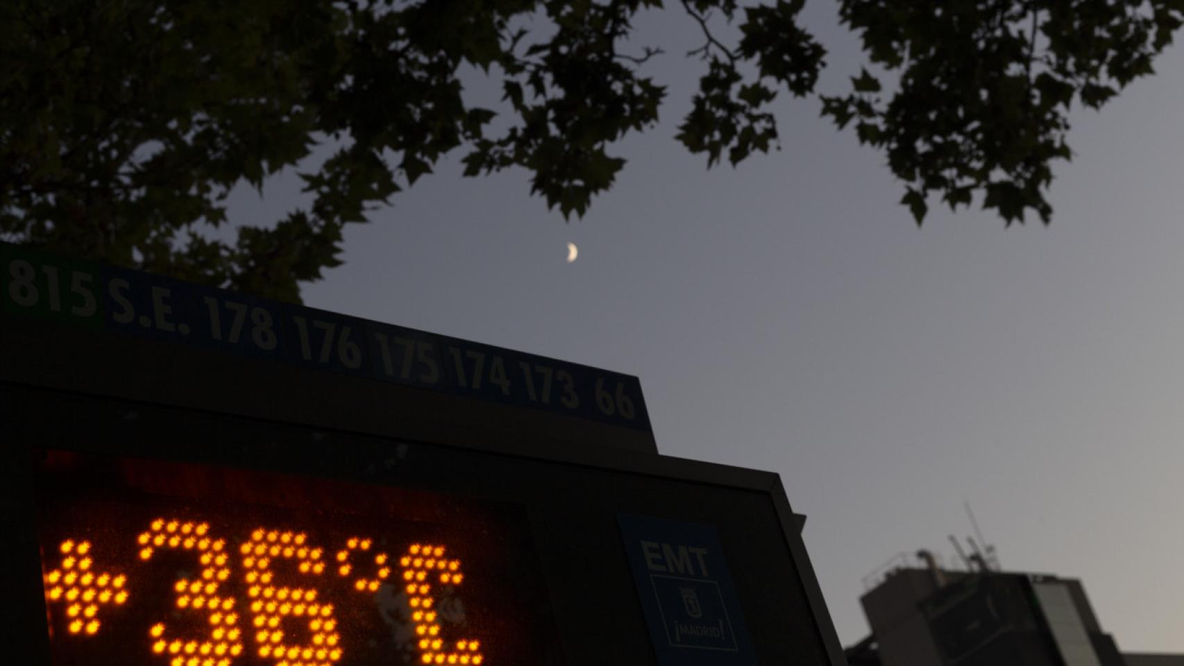Imagen de un termómetro en la noche