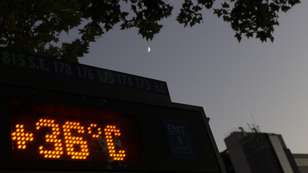 Imagen de un termómetro en la noche de Madrid.