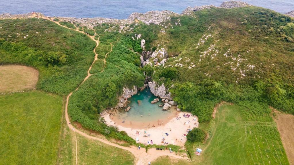 Imagen de la playa más pequeña del mundo, situada en España.