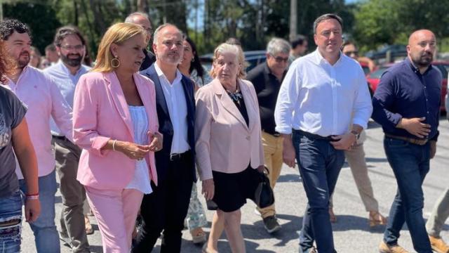 En el centro de la imagen, la presidenta del PSOE de Galicia, Carmela Silva, y la madre contra la droga Carmen Avendaño.