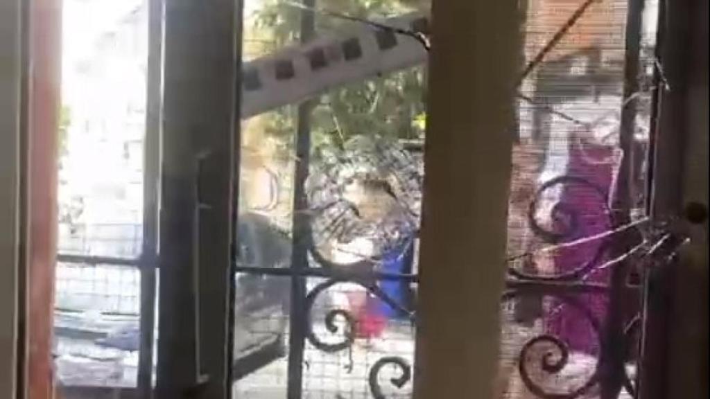El impacto de las balas de la policía en una vivienda de La Palmilla.