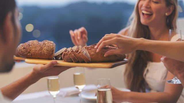 Grupo de amigos cenando. Foto: iStock.