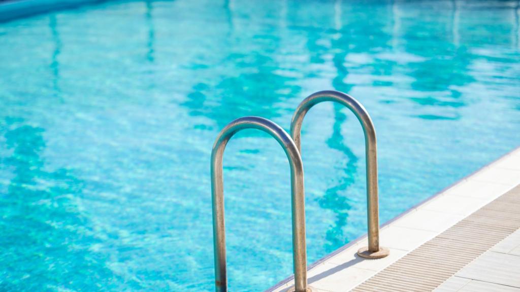 Una piscina con el agua limpia.