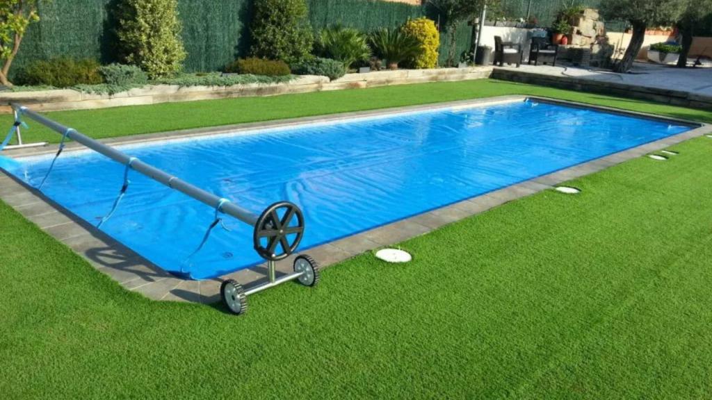 Una cubierta solar colocada en una piscina.
