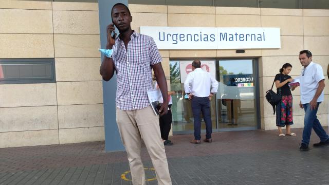 Khadj Sy, este miércoles, en la puerta de urgencias del Hospital Maternal de la Arrixaca donde permanece ingresado en la UCI su bebé, Papa.