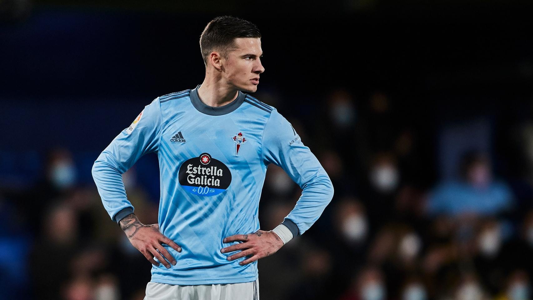 Santi Mina en un partido con el Celta de Vigo.