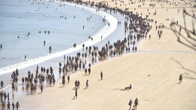 Playa con bañistas, en España.