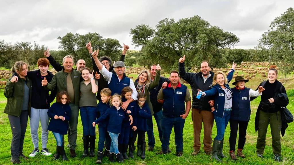 Camino Limia, en el centro de la imagen,  junto a familiares y trabajadores de Merino Spain.