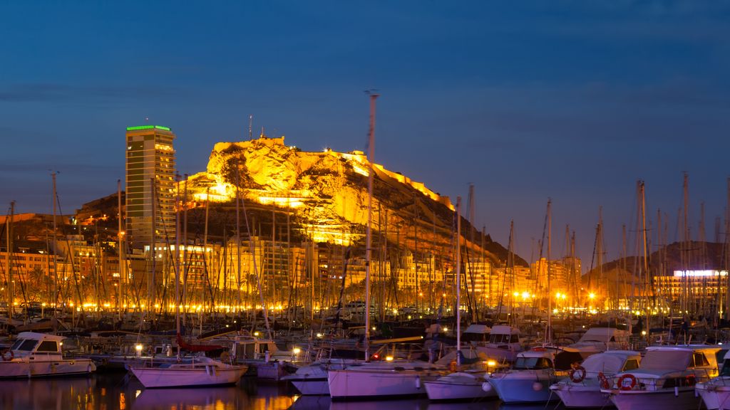 Vista del Castillo de Santa Bárbara de noche desde el Puerto de Alicante.