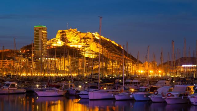 Vista del Castillo de Santa Bárbara de noche desde el Puerto de Alicante.