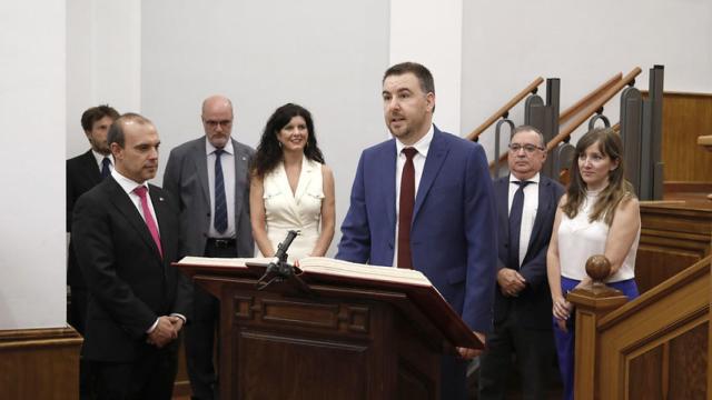 Antonio Sánchez Requena prometiendo su cargo de diputado regional.. Foto: Cortes de Castilla-La Mancha
