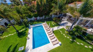 Imagen de la piscina en la que se encuentra la firma de Picasso.