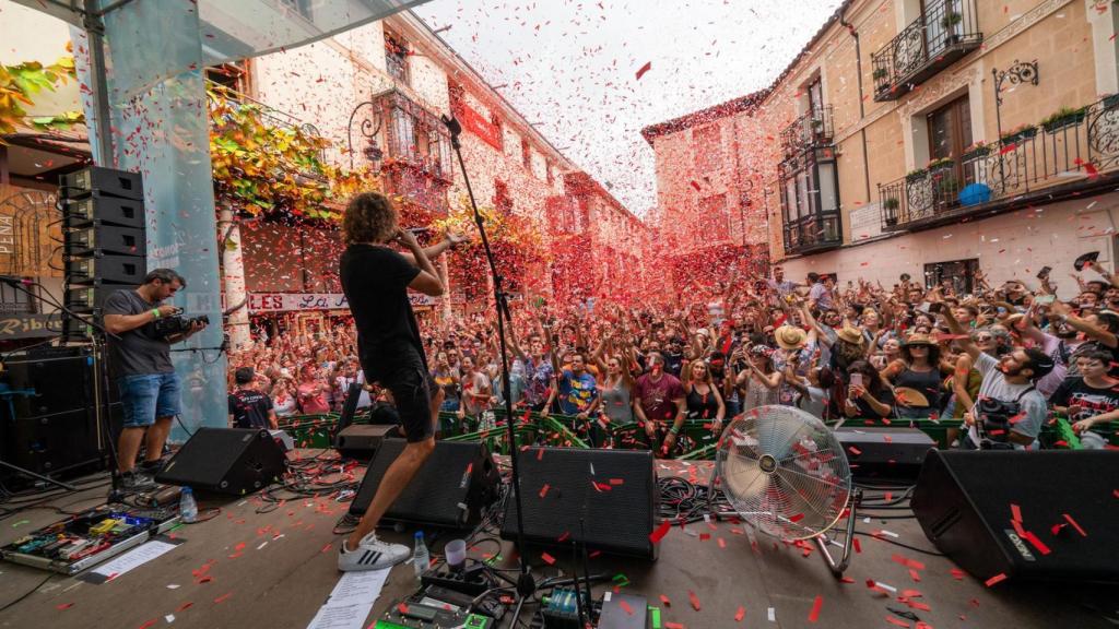 Izal sobre el escenario de La Plaza del Trigo de Aranda de Duero