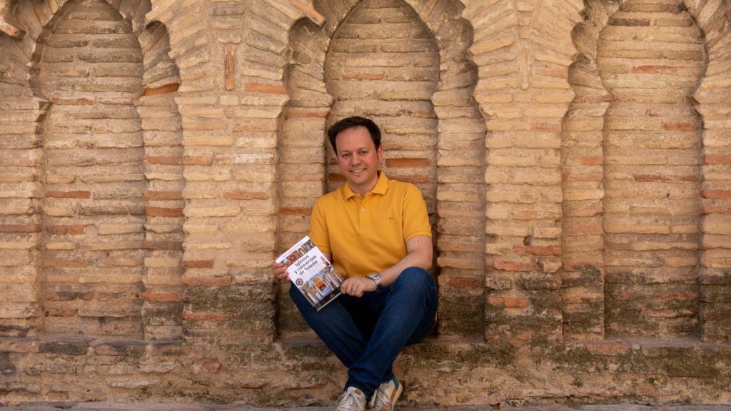 Javier Guayerbas posa junto a su libro