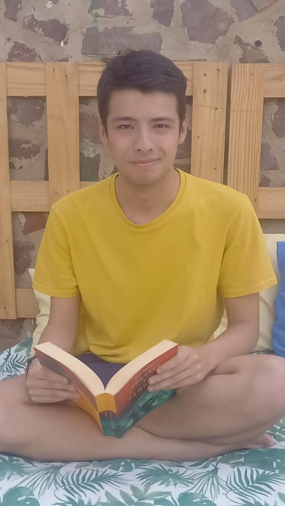 Guillermo Caro leyendo uno de sus libros.