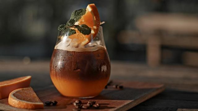 Una prestigiosa coctelería estadounidense abre sus puertas en el corazón de Madrid.