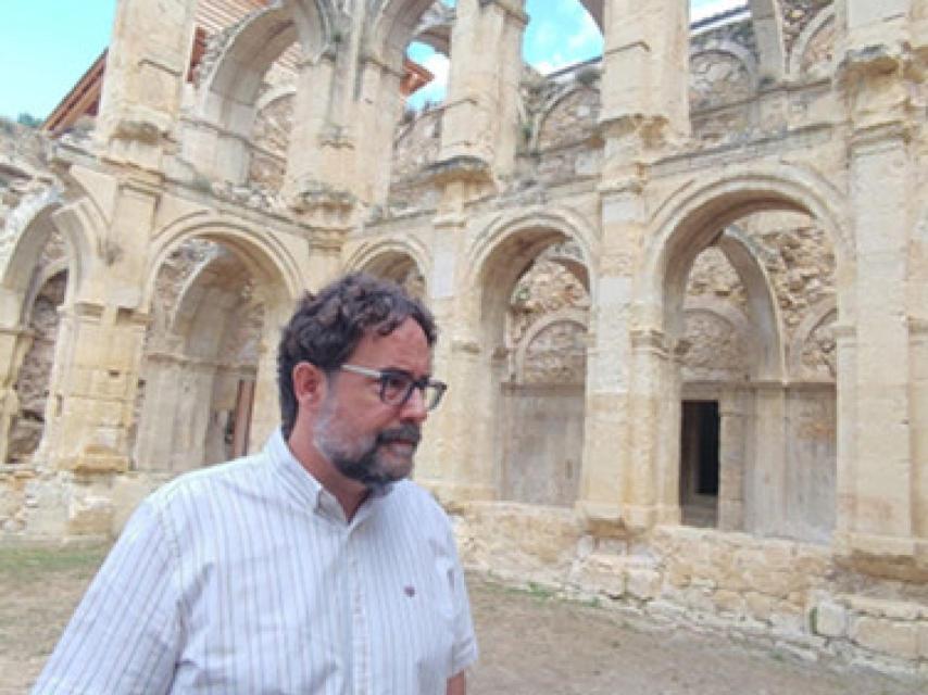 Iván García-Martín con el Monasterio de Rioseco de fondo