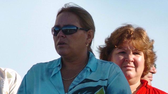 Celia Guevara (i), hermana del 'Che' Guevara, junto a su hermana Aleidita (d) durante un acto en homenaje a su hermano en Santa Clara (Cuba).