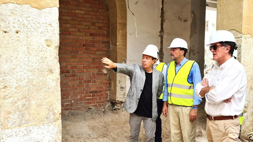 Barcala atiende las explicaciones del equipo técnico en la visita a Las Cigarreras.
