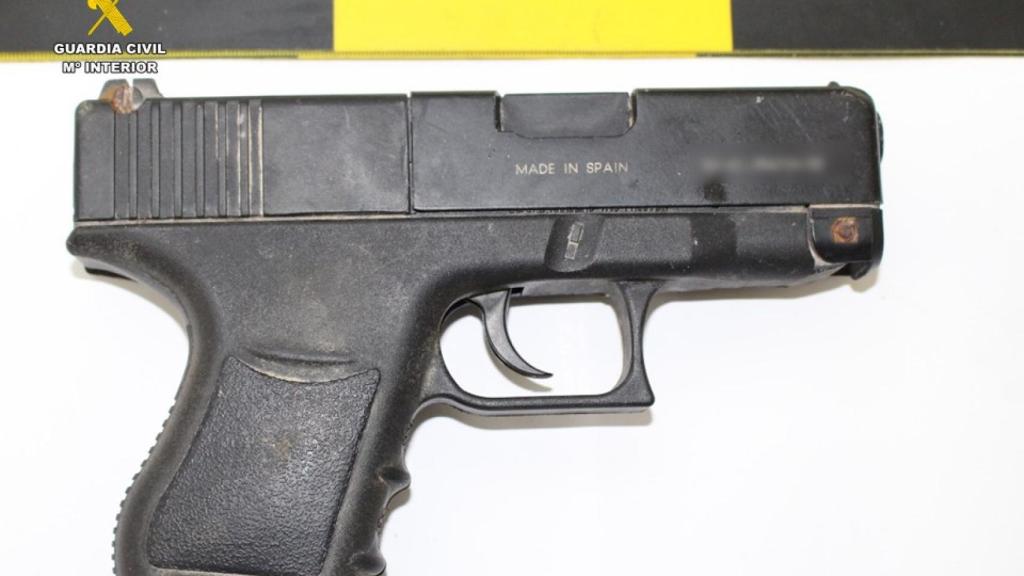 Una de las pistolas intervenidas en la operación.