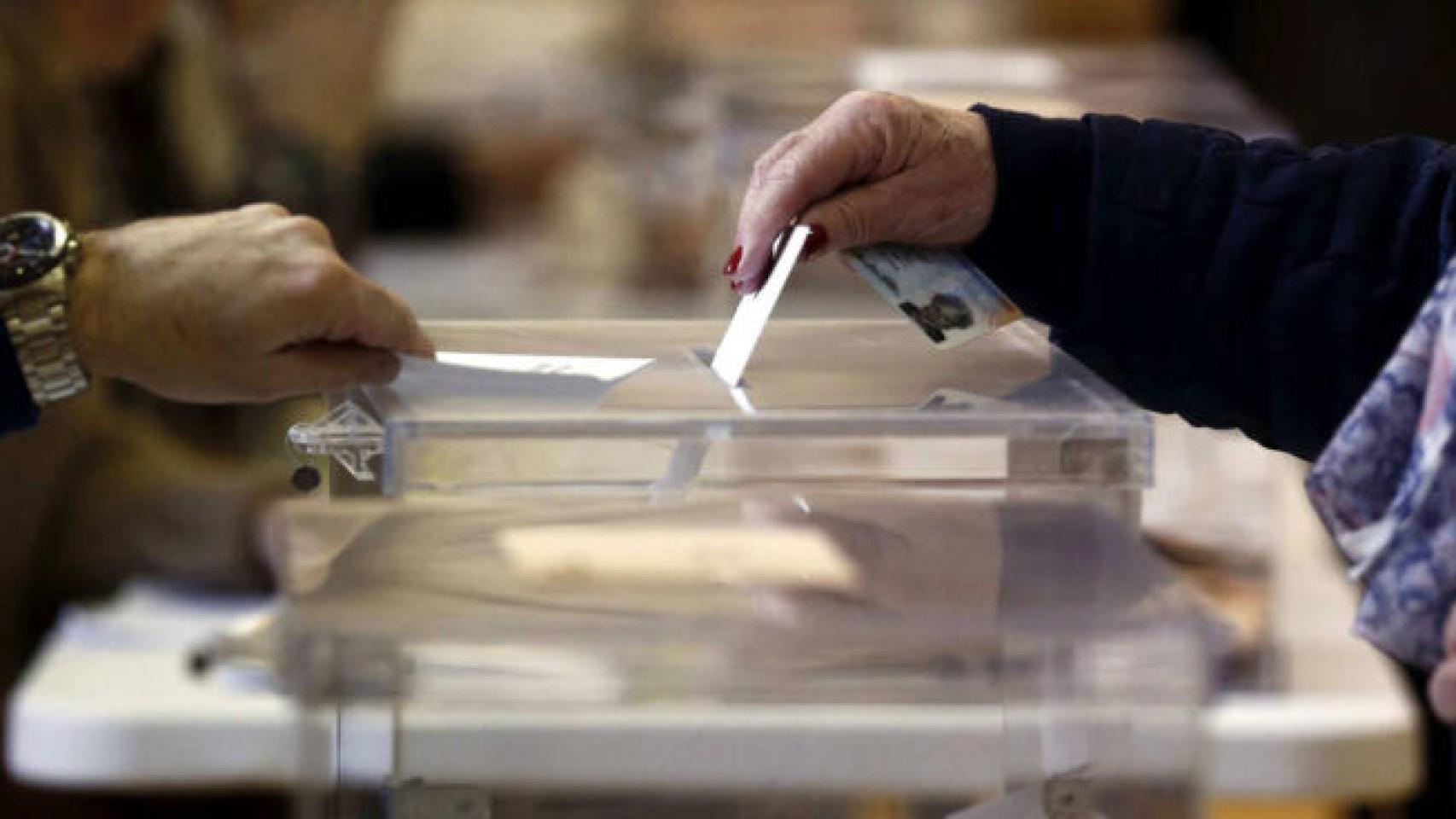 Una persona depositando su voto en una urna, en imagen de archivo.