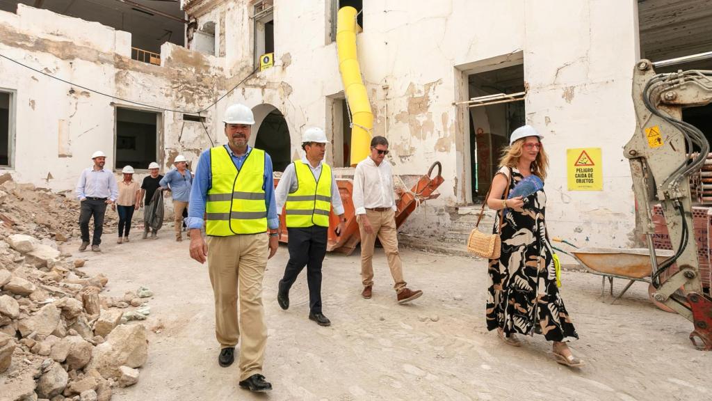 Barcala, Peral y De España en la visita a las obras de las Cigarreras este jueves.