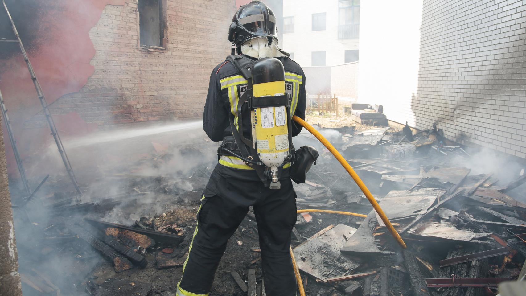 Imagen de los Bomberos de León trabajando en el lugar