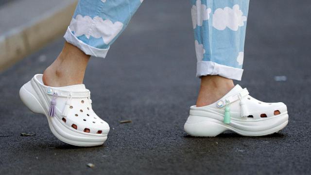 Modelo de Crocs en color blanco para el verano.