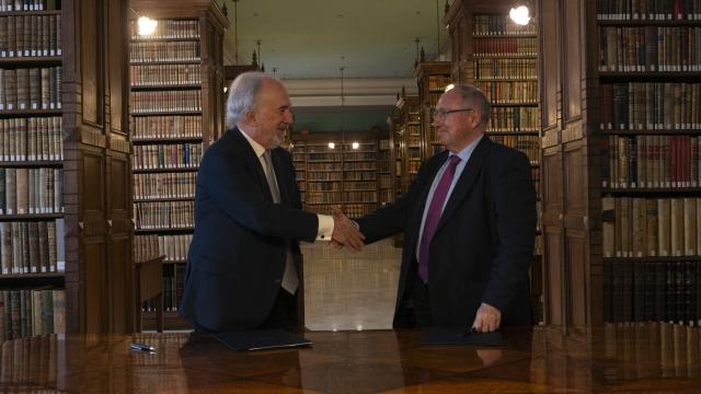 El director de la RAE, Santiago Muñoz Machado, y el presidente de la Cámara de Comercio de España, José Luis Bonet, tras la firma del convenio de colaboración