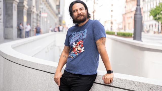 El autor mexicano Franco Félix posa para EL ESPAÑOL durante su visita a Madrid.